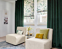 Die Raffrollos bieten einen hübschen Schutz vor neugierigen Blicken und sind in Verbindung mit den dunkelgrünen Vorhängen ein Eyecatcher. (Foto: ADO)