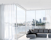 Mit hochwertigen Vorhanggarnituren von interstil finden wir für jedes Fenster eine Lösung. (Foto: interstil)